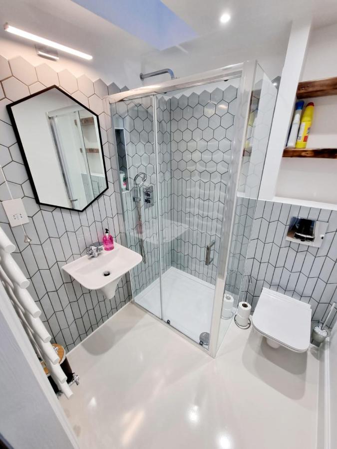 Stylish London Apartment With Terrace & Parking Luaran gambar